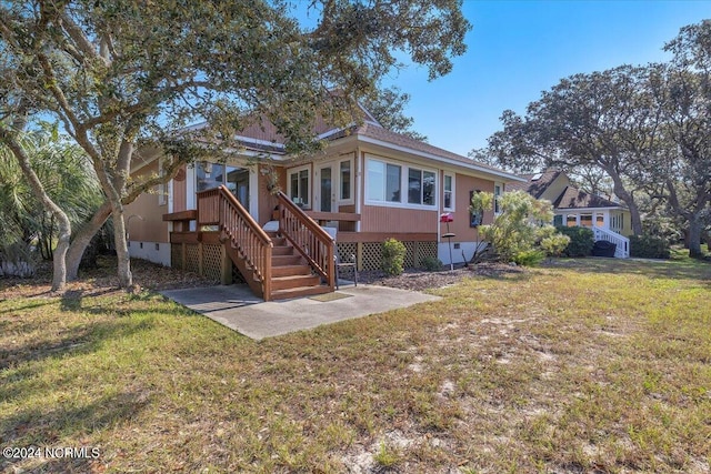 view of front of property with a front yard