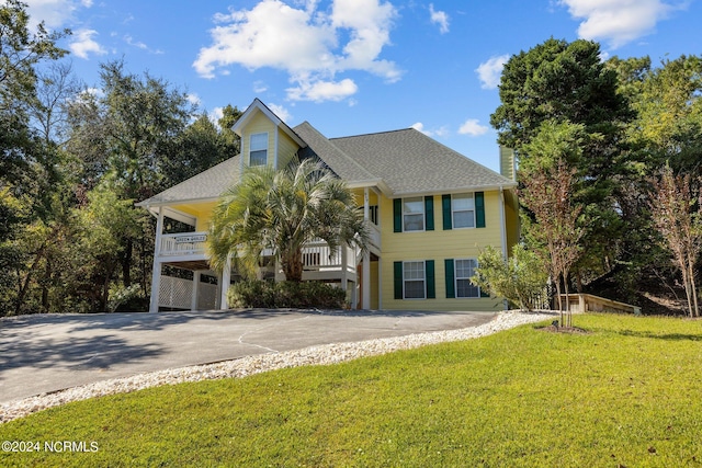 view of front of property featuring a front yard