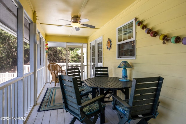 sunroom with ceiling fan