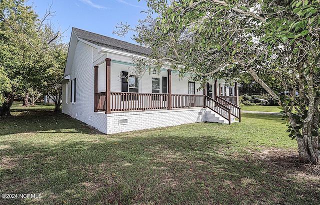 view of front of house with a front lawn and covered porch