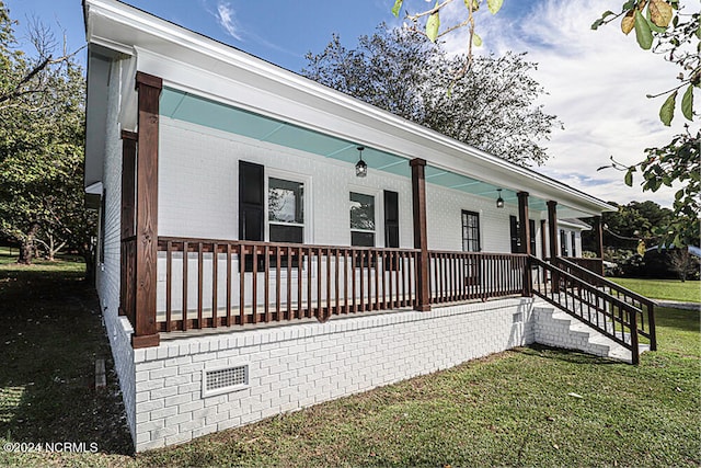 view of front facade featuring a front yard and a porch