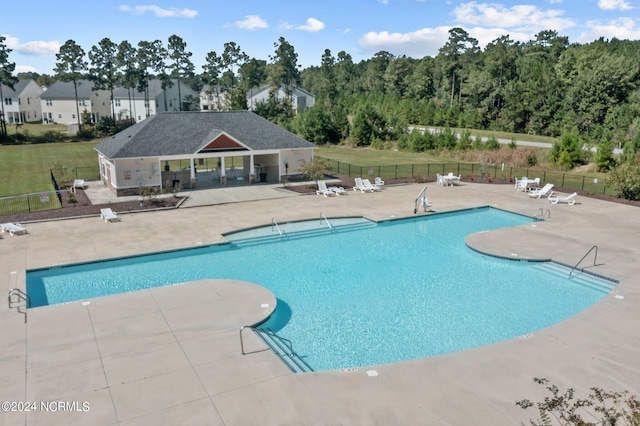 view of swimming pool featuring a patio