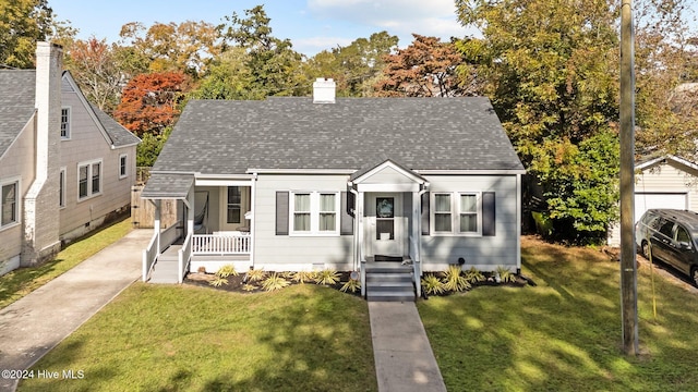 bungalow featuring a front yard