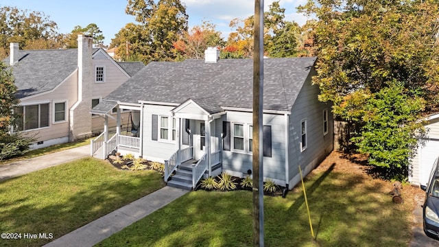 view of front of property featuring a front lawn