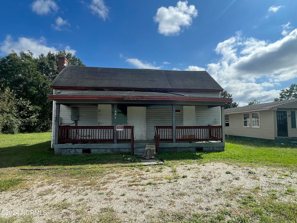 view of front of home with a porch and a front lawn