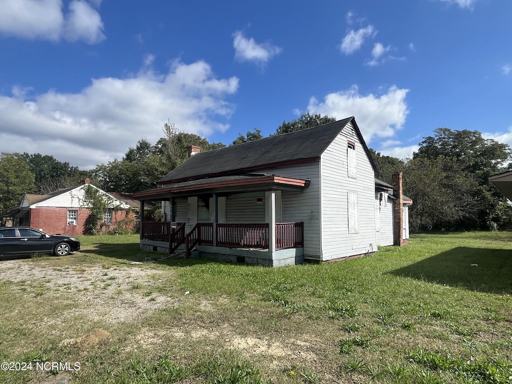 view of front of home with a front yard and covered porch