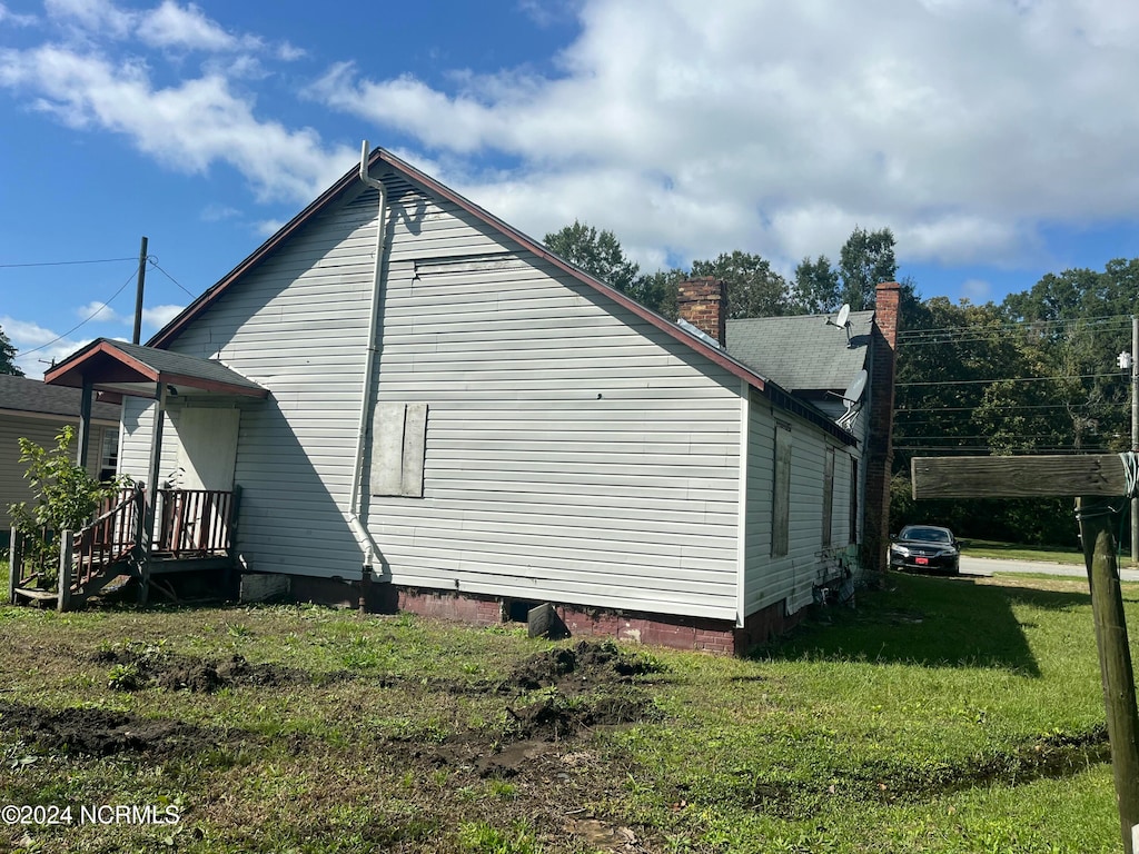 view of side of home featuring a lawn