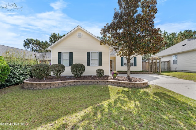 view of front facade with a front yard