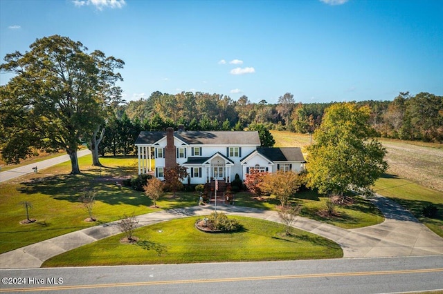 view of front of home featuring a front lawn