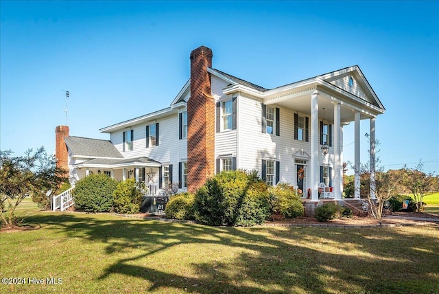 view of front of property with a front yard