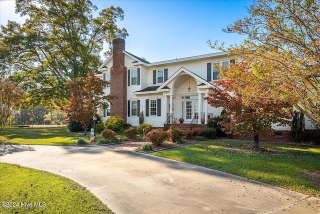 view of front of home with a front lawn