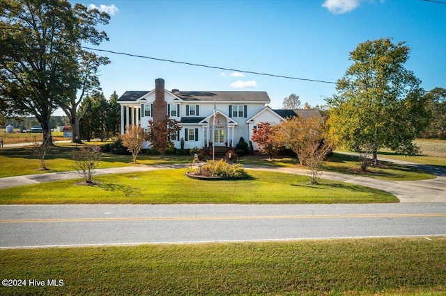 view of front of property featuring a front lawn