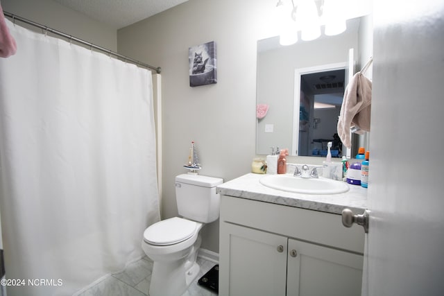 bathroom with a shower with curtain, toilet, vanity, and a textured ceiling