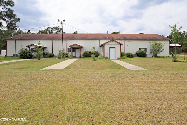 view of front of property with a front lawn