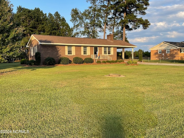 single story home with a front lawn