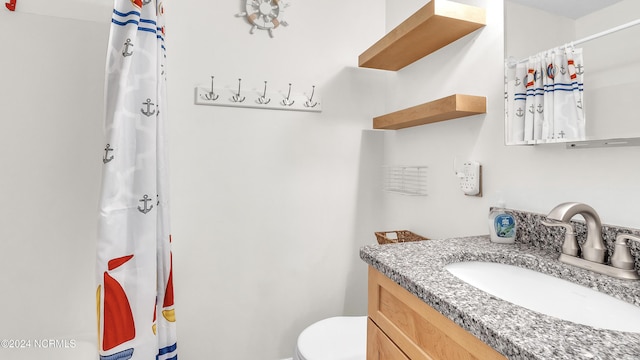 full bath with toilet, curtained shower, and vanity