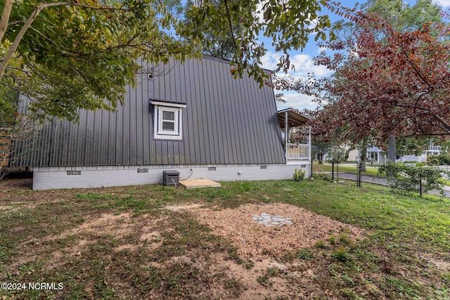 view of side of property featuring a yard