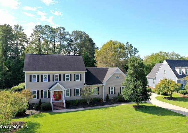 colonial home featuring a front lawn