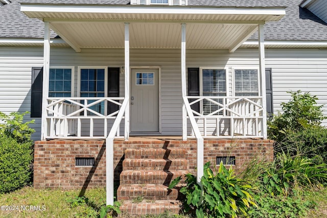 entrance to property featuring a porch