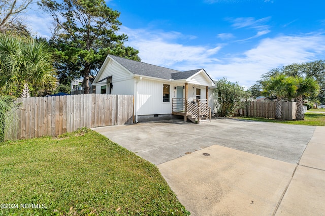 view of front of home featuring a front lawn