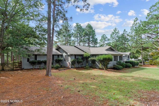 single story home with a front lawn