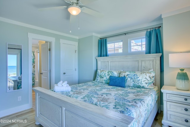 bedroom with light hardwood / wood-style floors, crown molding, and ceiling fan