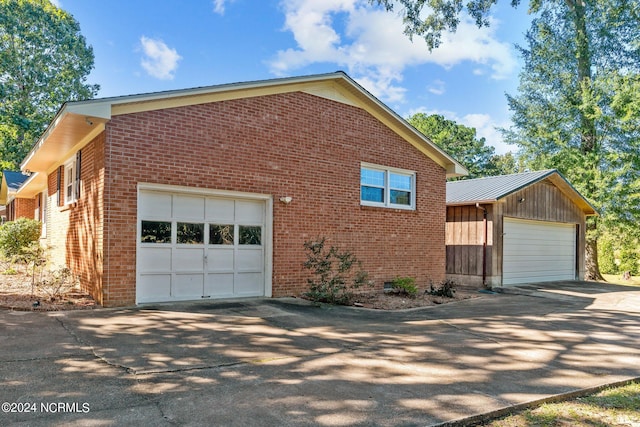 view of front facade with a garage