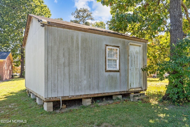 view of outdoor structure featuring a yard