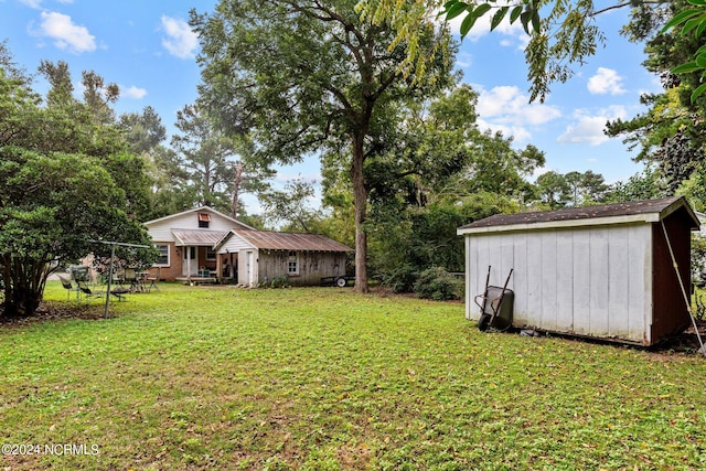 view of yard featuring a storage unit