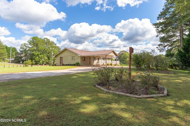 view of front of home featuring a front yard