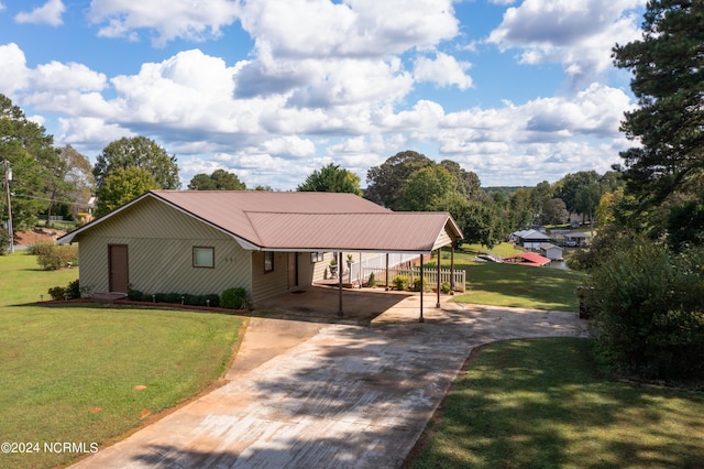 view of front facade featuring a carport and a front yard