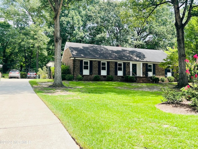 single story home with a front yard