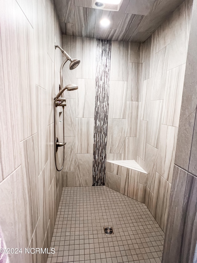 bathroom featuring tiled shower