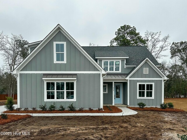 view of front facade with a front yard