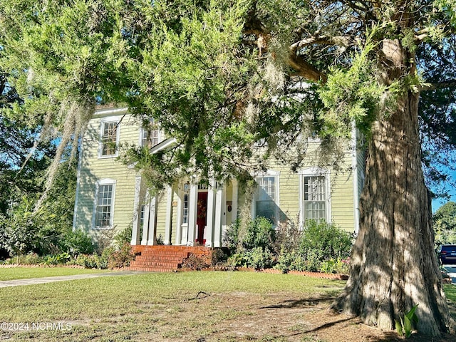 view of front of house featuring a front yard