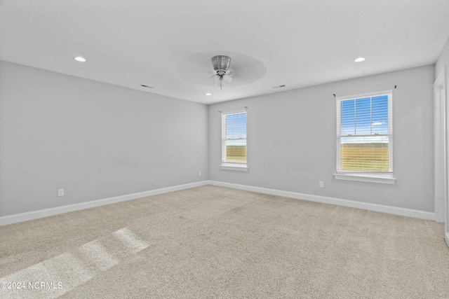 unfurnished room with carpet flooring and ceiling fan