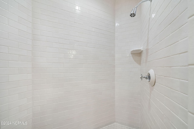 bathroom featuring tiled shower