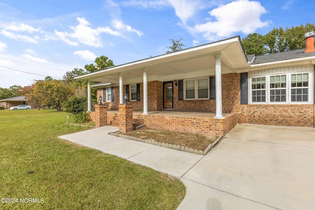 view of front of house featuring a porch and a front lawn