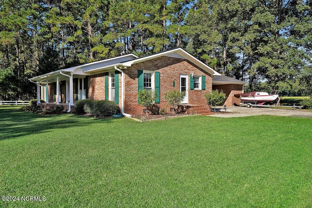 single story home featuring a front lawn