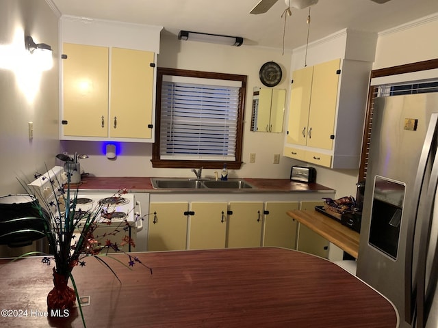 kitchen featuring a sink, a ceiling fan, ornamental molding, and stainless steel fridge with ice dispenser