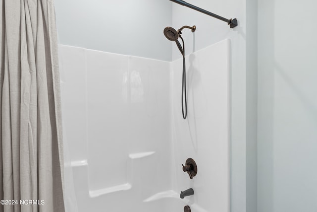 room details featuring shower / bath combo with shower curtain