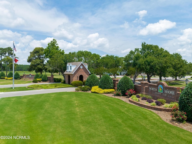 view of front of home featuring a front lawn