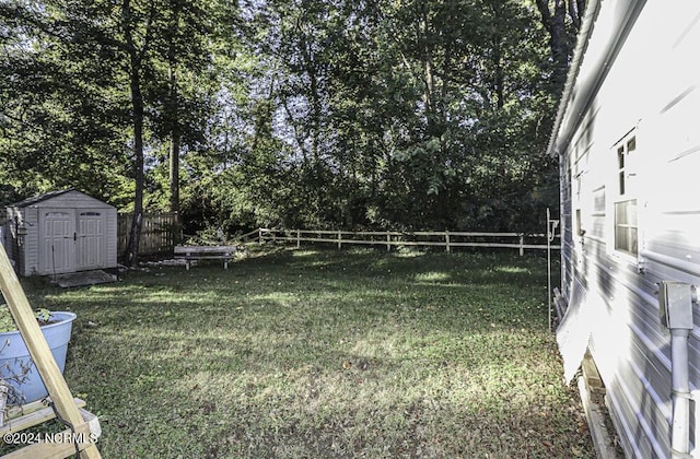 view of yard featuring a storage shed