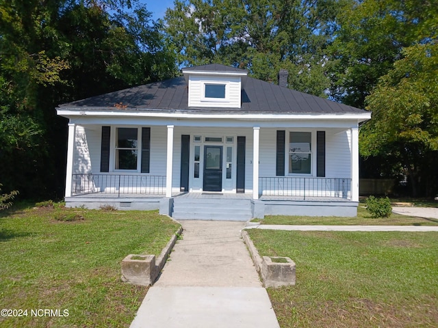 view of front of house featuring a porch and a front lawn