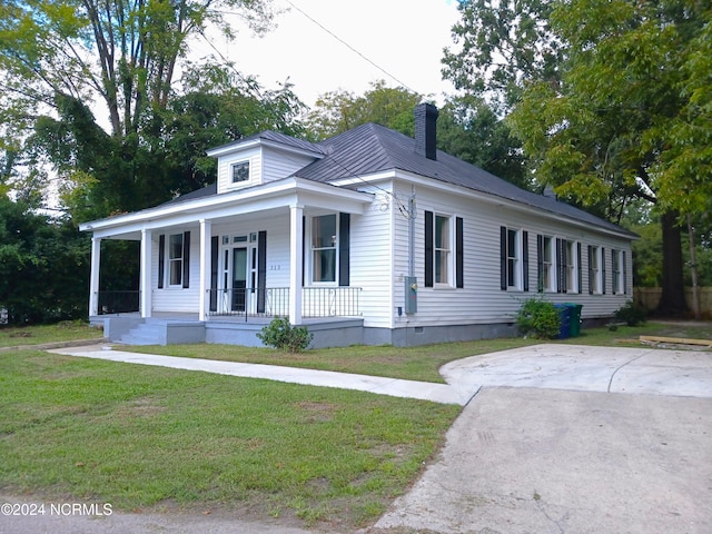 view of front of home featuring a porch and a front lawn