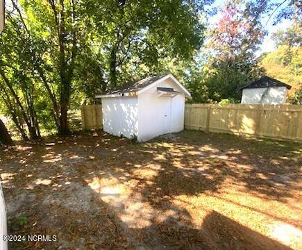 view of yard featuring a storage unit