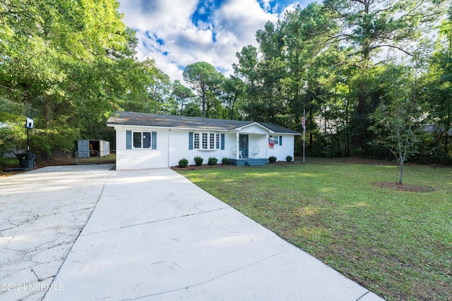 single story home with a front yard