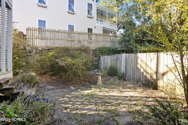 view of yard featuring a balcony