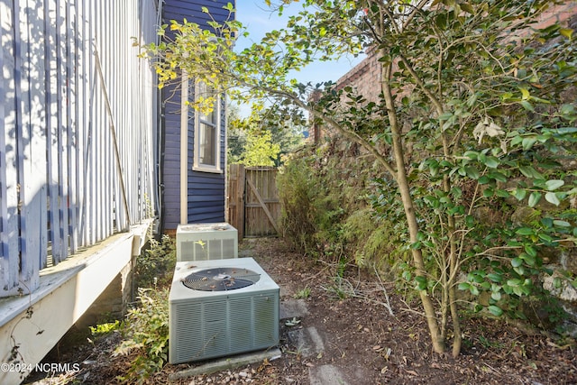 view of yard featuring central AC unit