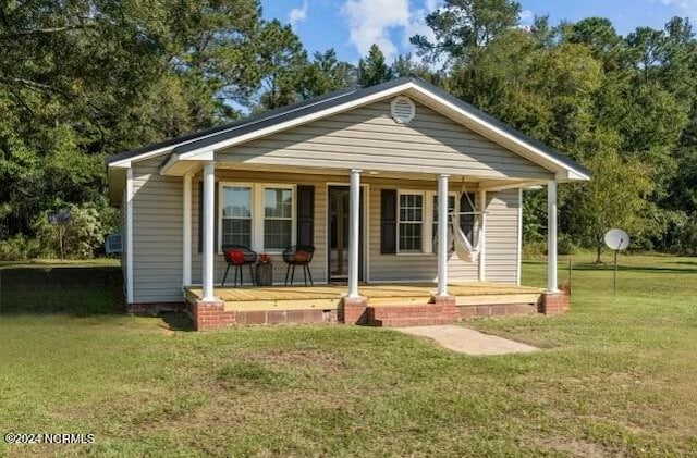 bungalow with a front lawn and covered porch